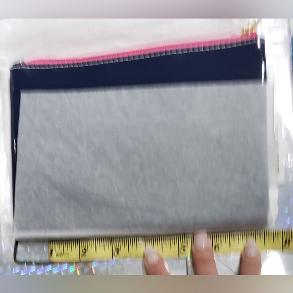 One Estee Lauder make-up zip bag, and two hand creams - Picture 4 of 6